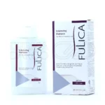 شامپو فولیکا در بطری شفاف، حاوی عصاره بومادران و پروویتامین B5، حجم دهنده و تقویت کننده موهای نازک