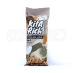 بار کیتاریچ در بسته‌بندی جذاب، حاوی بادام زمینی و فرآورده کاکائویی شیری، فاقد شکر، انرژی‌زا و مقوی