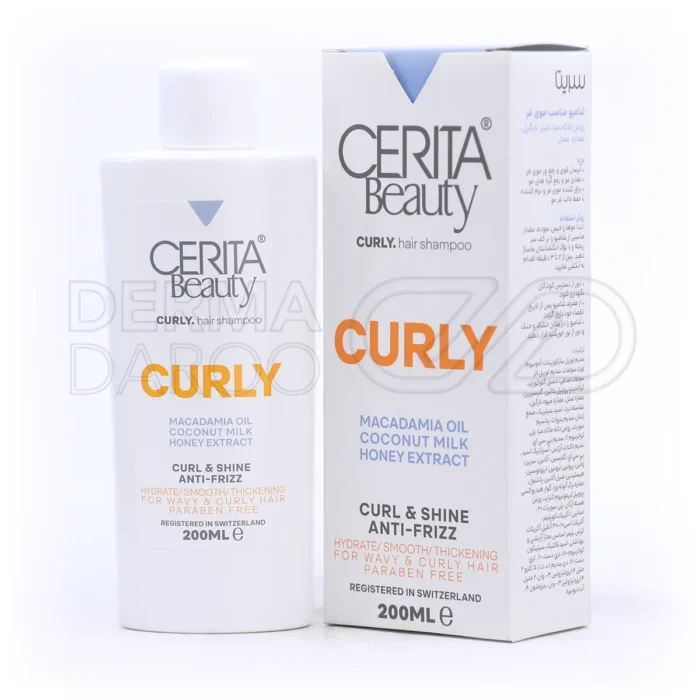 شامپو موی فر سریتا بیوتی در بطری پلاستیکی شفاف با درپوش مشکی، حاوی روغن ماکادمیا و عصاره عسل برای آبرسانی مو