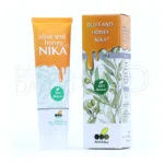 کرم ترمیم کننده نیکا با بسته بندی در زمینه سفید و طراحی زرد و قهوه ای در کنار محصول برای بهبود زخم و سوختگی