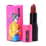 بسته بندی شیک رژ لب جامد مات کالیستا در محفظه فلزی با طراحی مدرن، حاوی ویتامین E و موم زنبور عسل برای پوشش مات و نرم لب‌ها